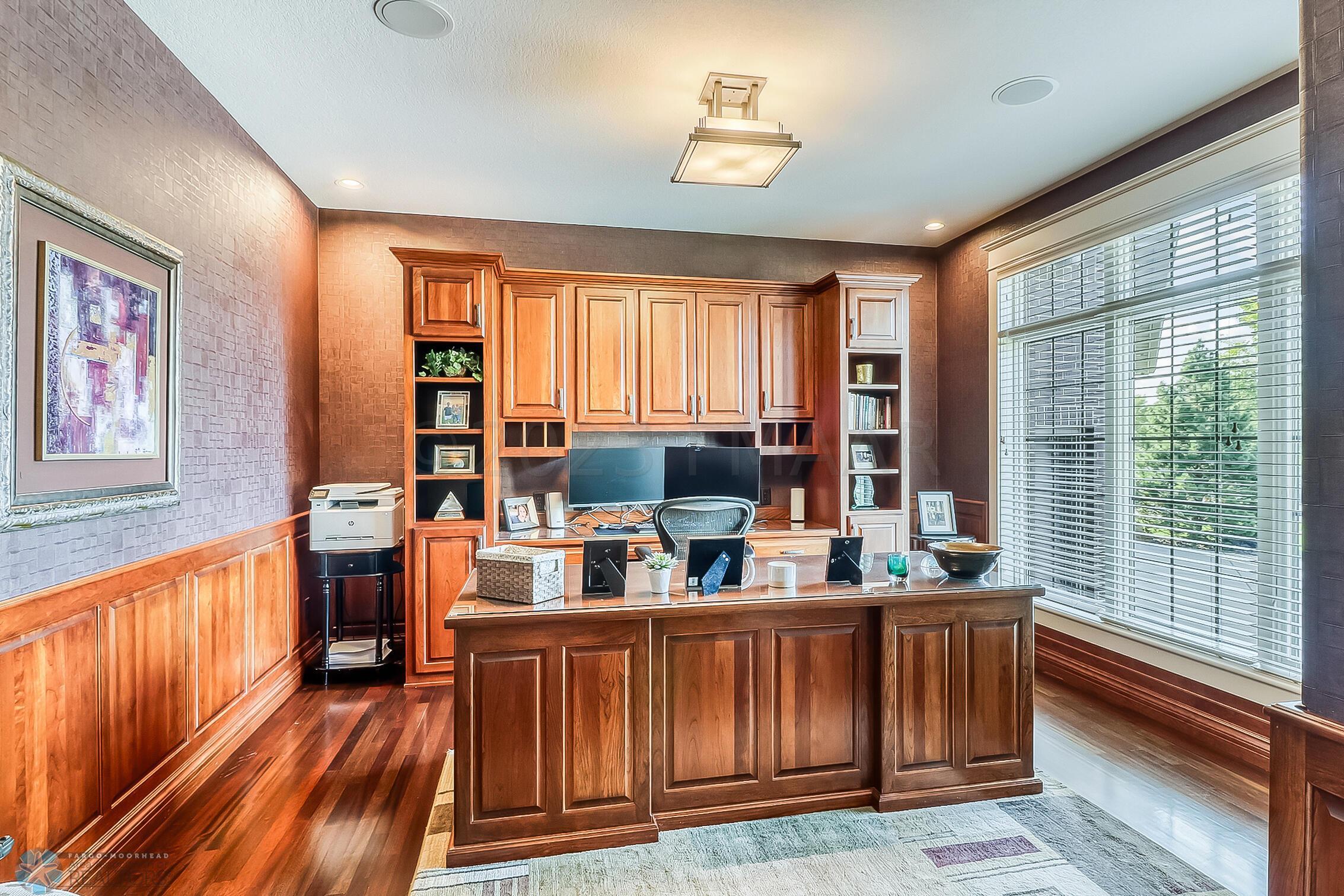 Bedroom/ Office