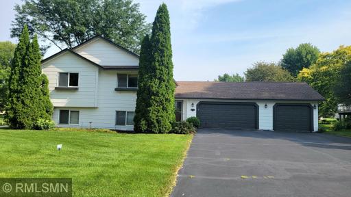 936 Bluff Pointe Drive, Chaska, MN 55318