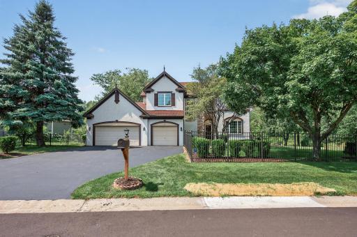 2545 Hillwood Drive E, Maplewood, MN 55119