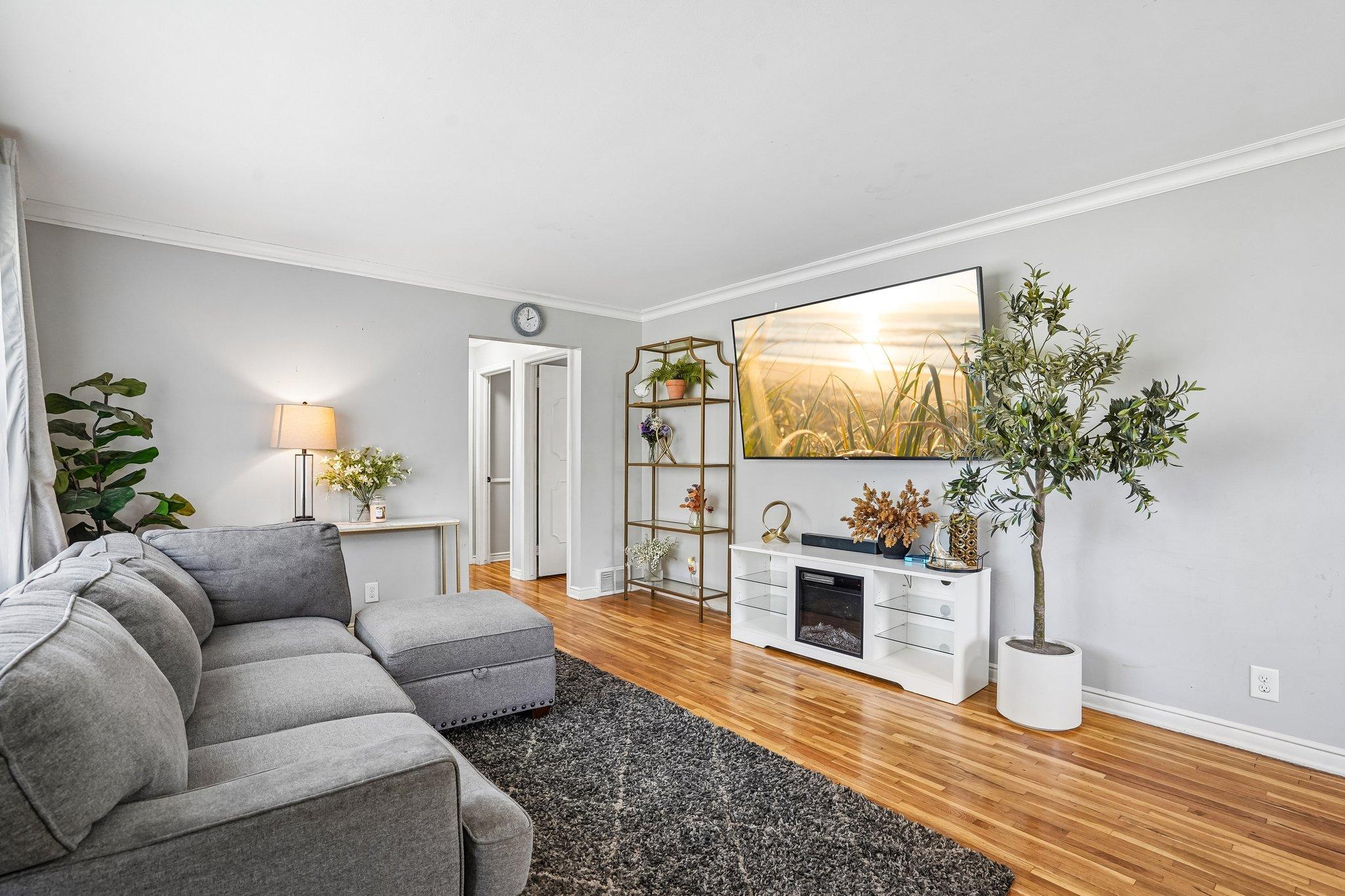 8-web-or-mls-Howe Ln-S0505-008.jpg