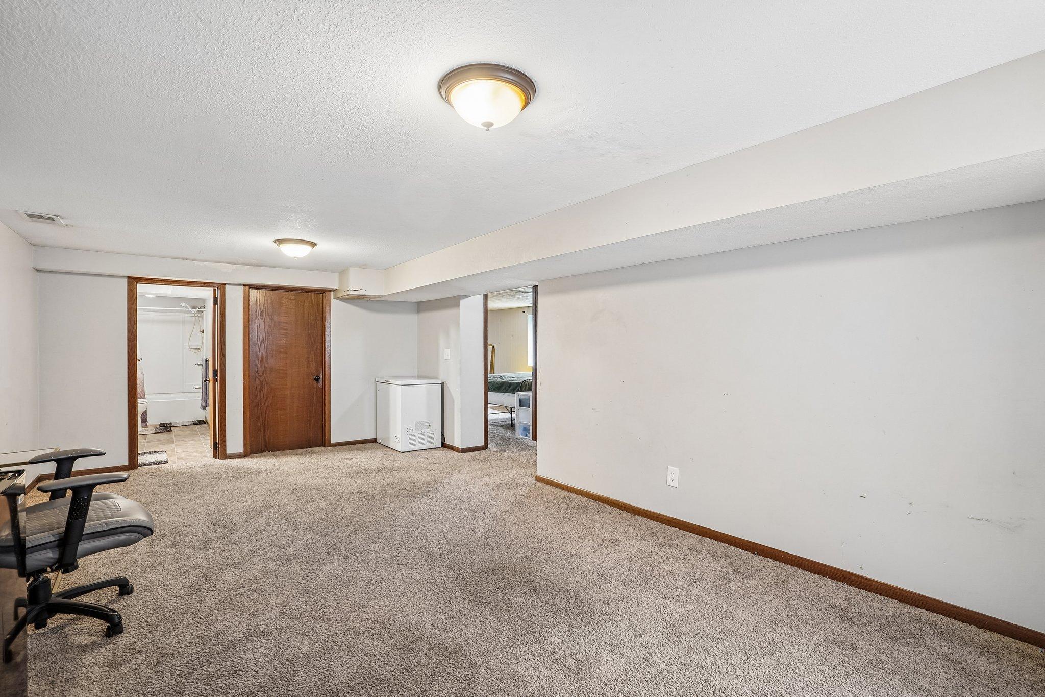 28-web-or-mls-Howe Ln-S0505-028.jpg