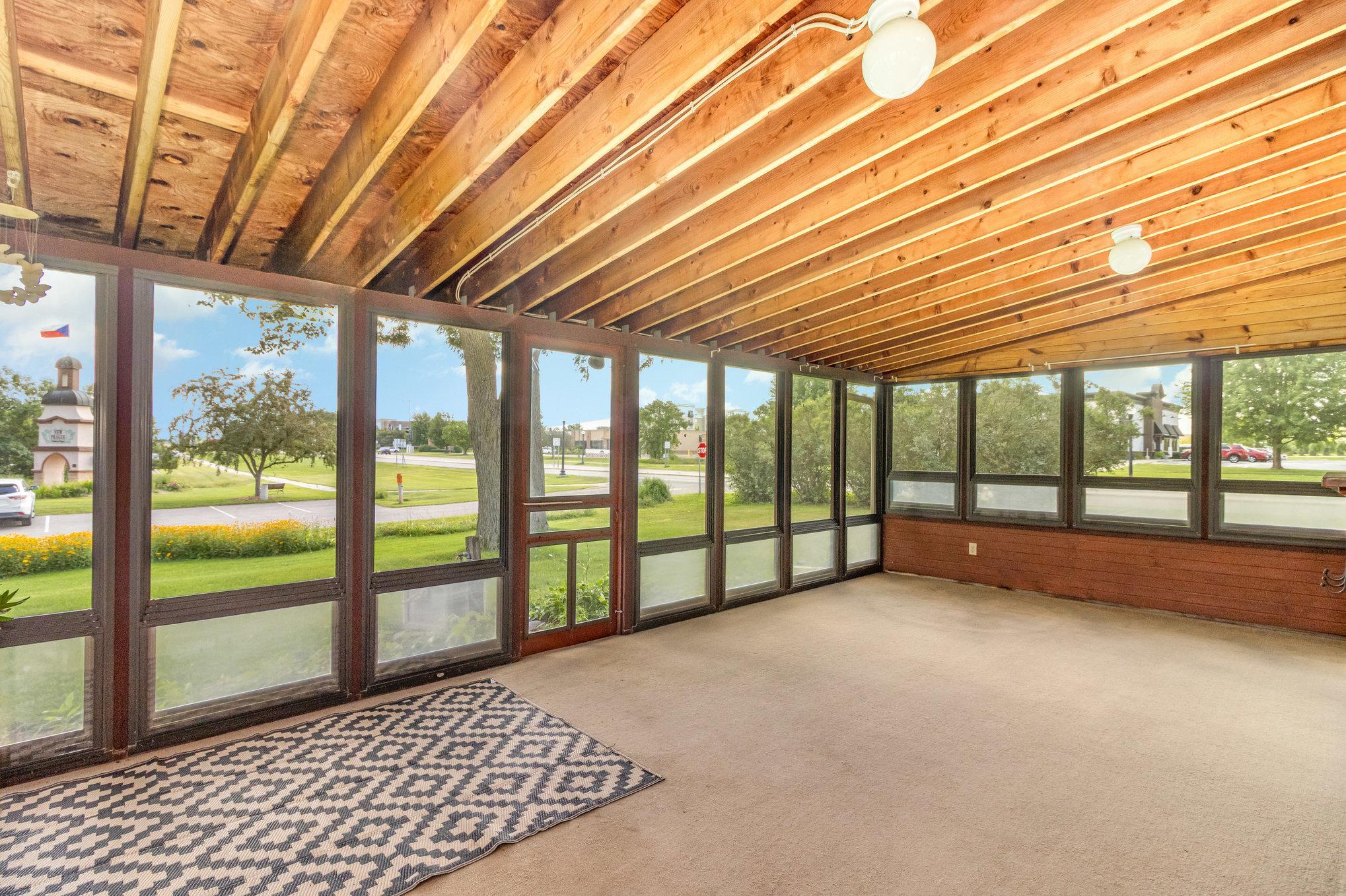 Vaulted 3 season porch off kitchen