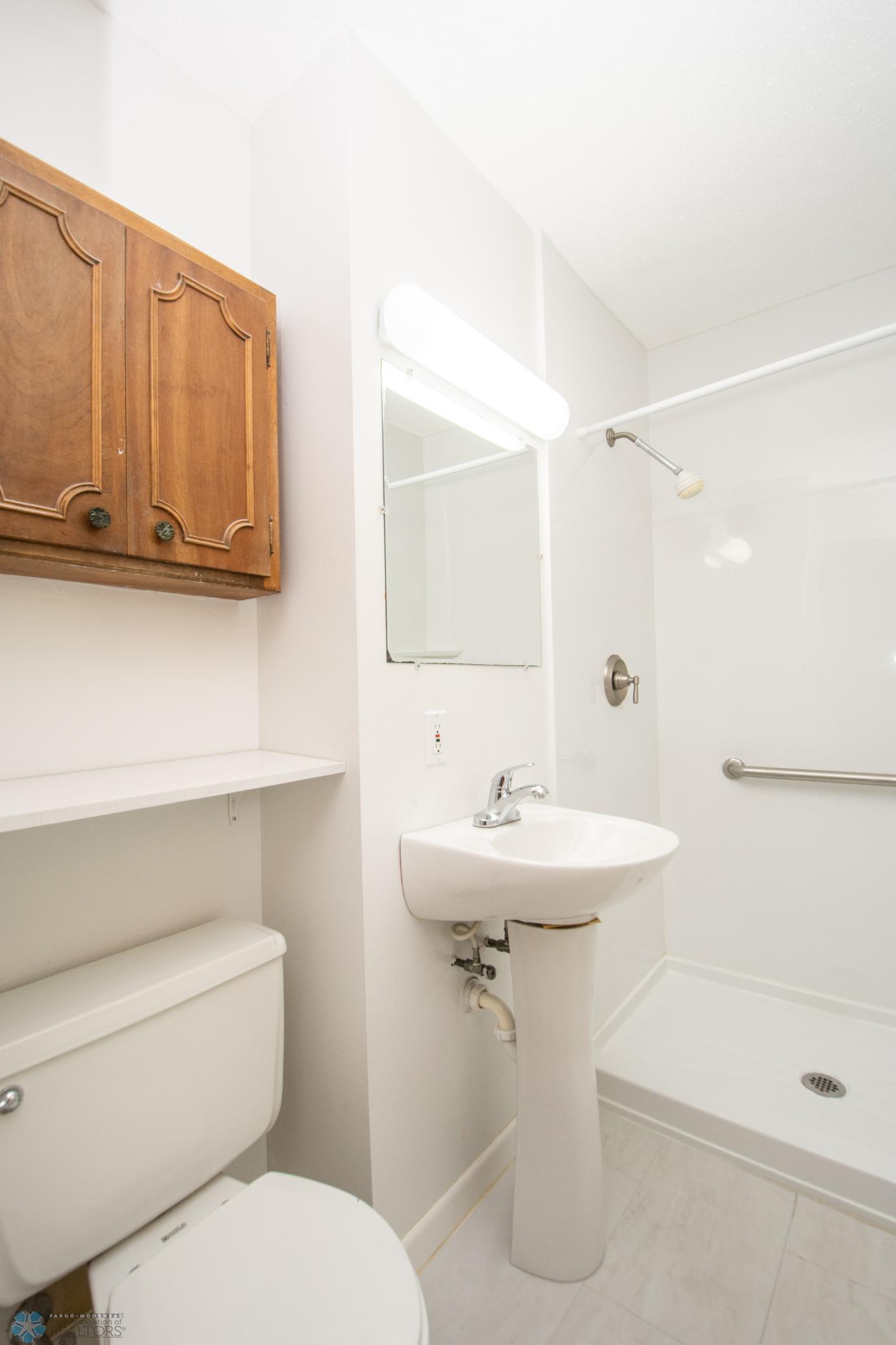 Main Bedroom Bathroom w/Shower