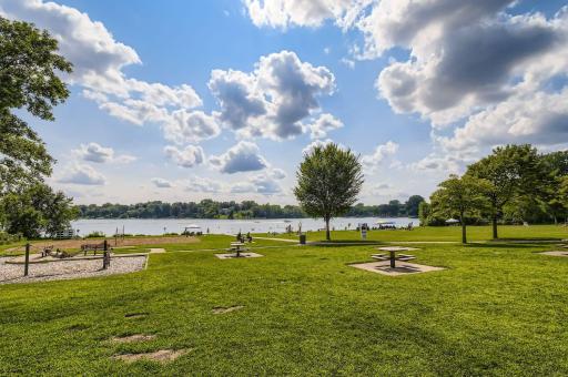 Walking distance to Long Lake Regional Park!