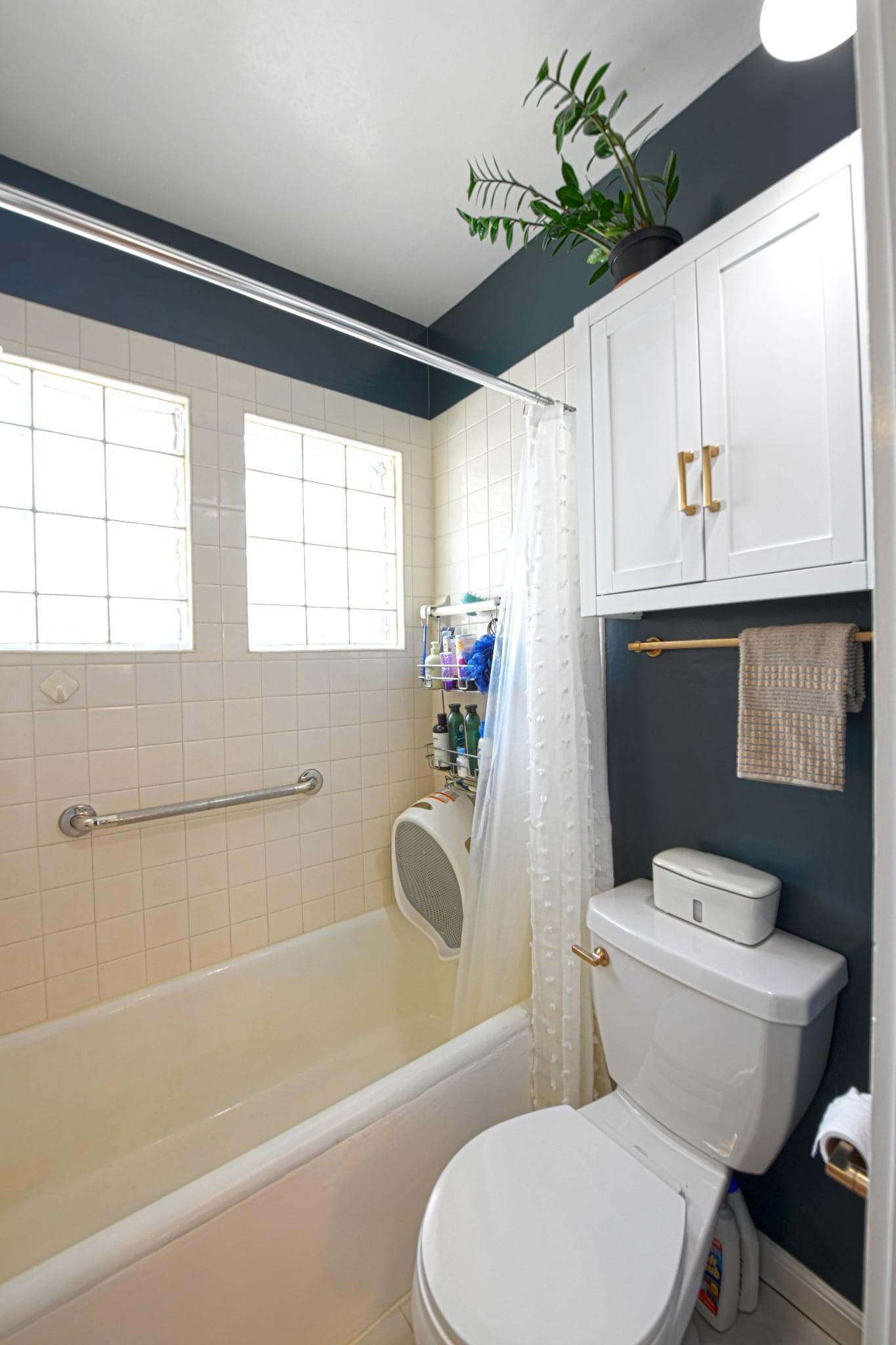 Another view of the bathroom.