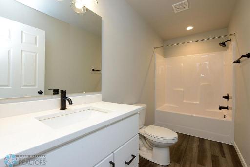 6850 Thomas Street, Horace, ND 58047