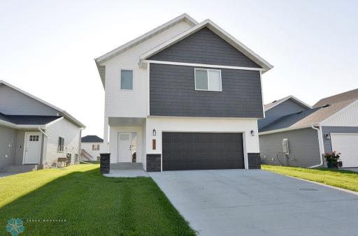 6850 Thomas Street, Horace, ND 58047