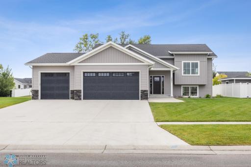 1221 26th Avenue W, West Fargo, ND 58078