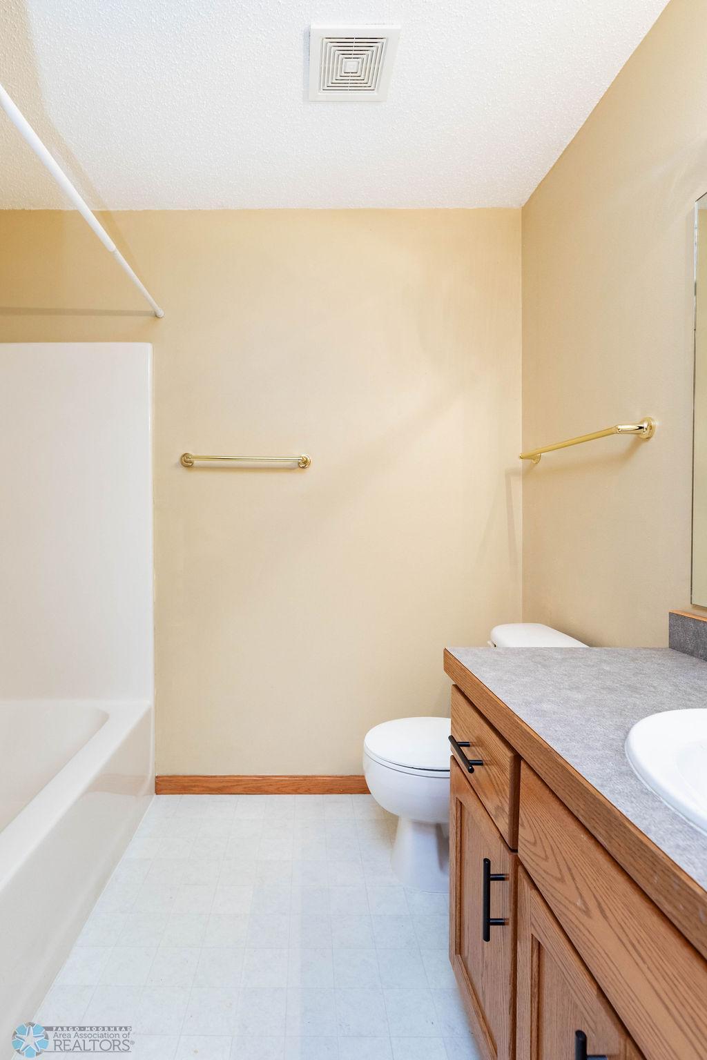 Lower Lvl Full Bathroom