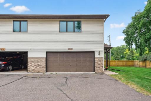 Cute little end unit in sought after White Bear Lake!
