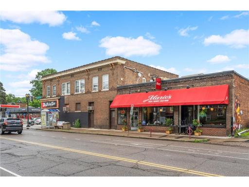 WALKING distance to pizza, ice cream, tacos, Chinese and more!