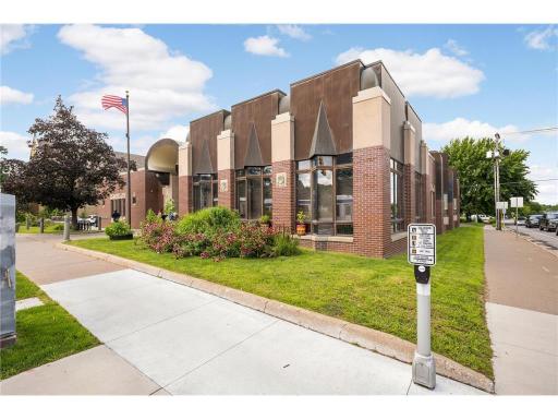 Explore knowledge steps from 1996 Marshall. The Merriam Park Library, just a couple of blocks away, offers modern amenities including public computers, WiFi, and diverse meeting spaces.