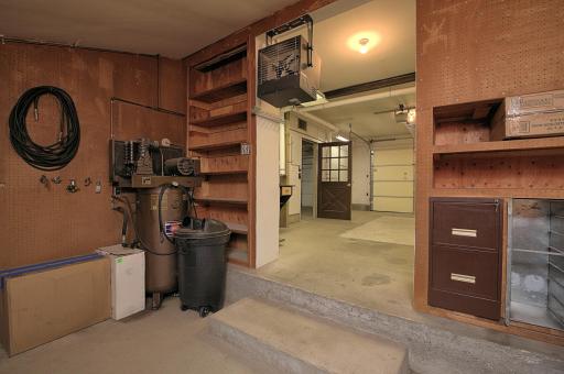DROP DOWN WORKSHOP ROOM IN GARAGE-HEATED AREA