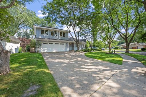 5615 Woodcrest Drive, Edina, MN 55424