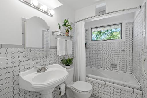 5819 Aquila Avenue N, Minneapolis, MN 55428