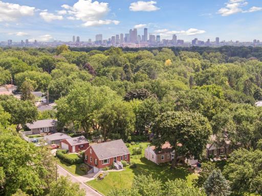 2622 Parkview Boulevard - Incredible Location - Spacecrafting