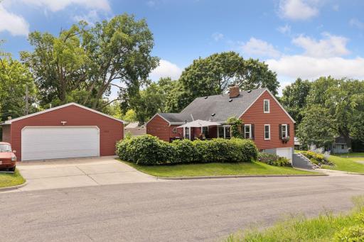 2622 Parkview Boulevard - Oversized Detached 2 Car Garage - Spacecrafting