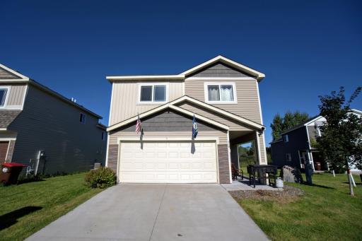 Well-maintained 2BR/2BA three-level split in Braham