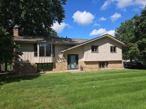 1052 Oak Circle, Wayzata, MN 55391