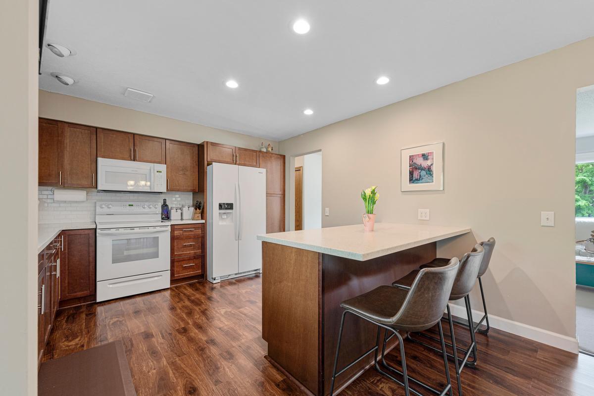 Kitchen breakfast bar and island