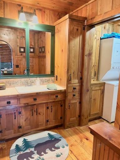 Main floor full bath with laundry area too
