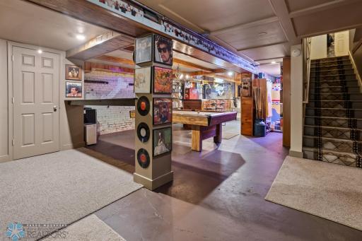 Bone's (bar area)
