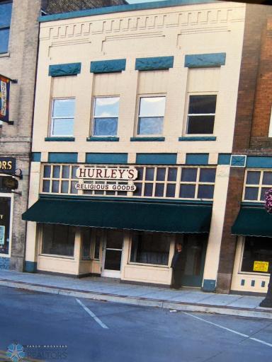 Photo of storefront in 2007