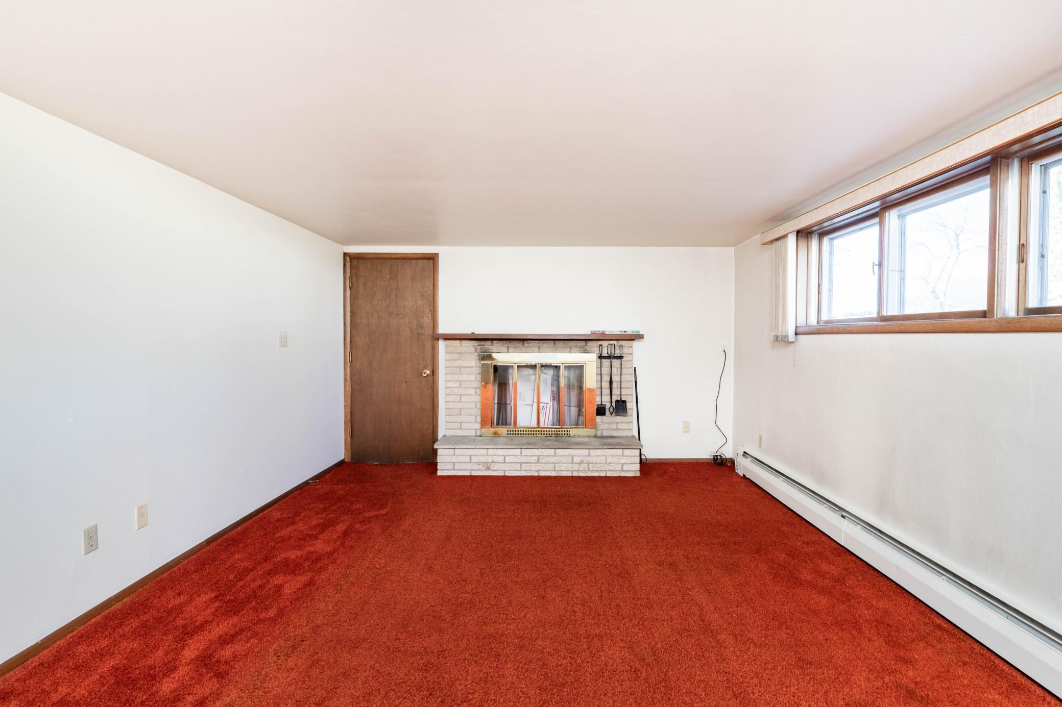 Lower family room w/fireplace