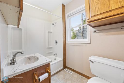 1402 11th Street N, Fargo, ND 58102