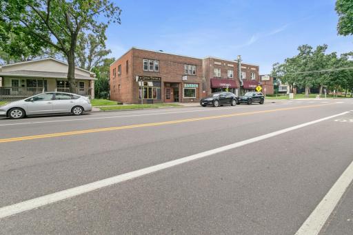SHOPS AND RESTAURANTS WITHIN WALKING DISTANCE