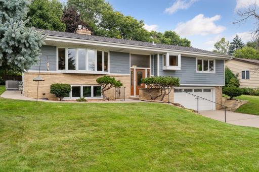 1381 County Road B2 W, Roseville, MN 55113