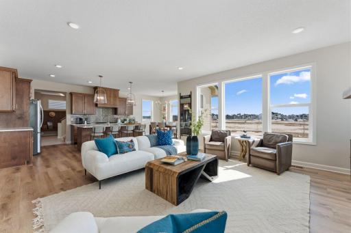 "L" shaped layout with family room, kitchen, and eating area