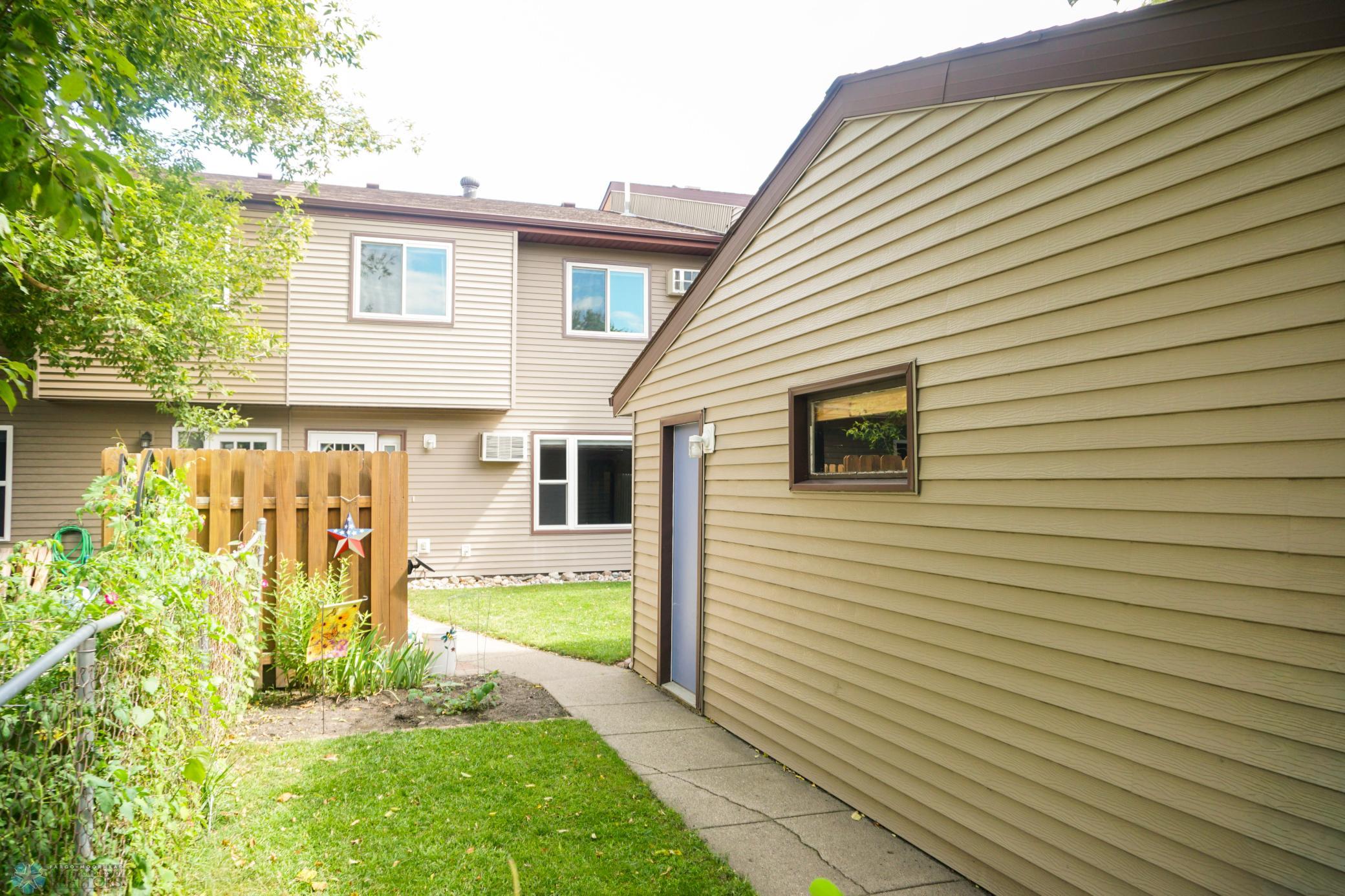 2244 Garage/green space