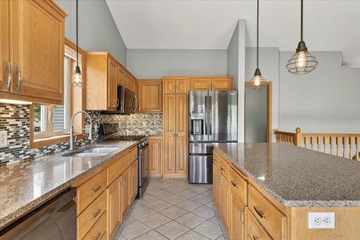 Enjoy stainless steel appliances, quartz countertops and oak cabinets.