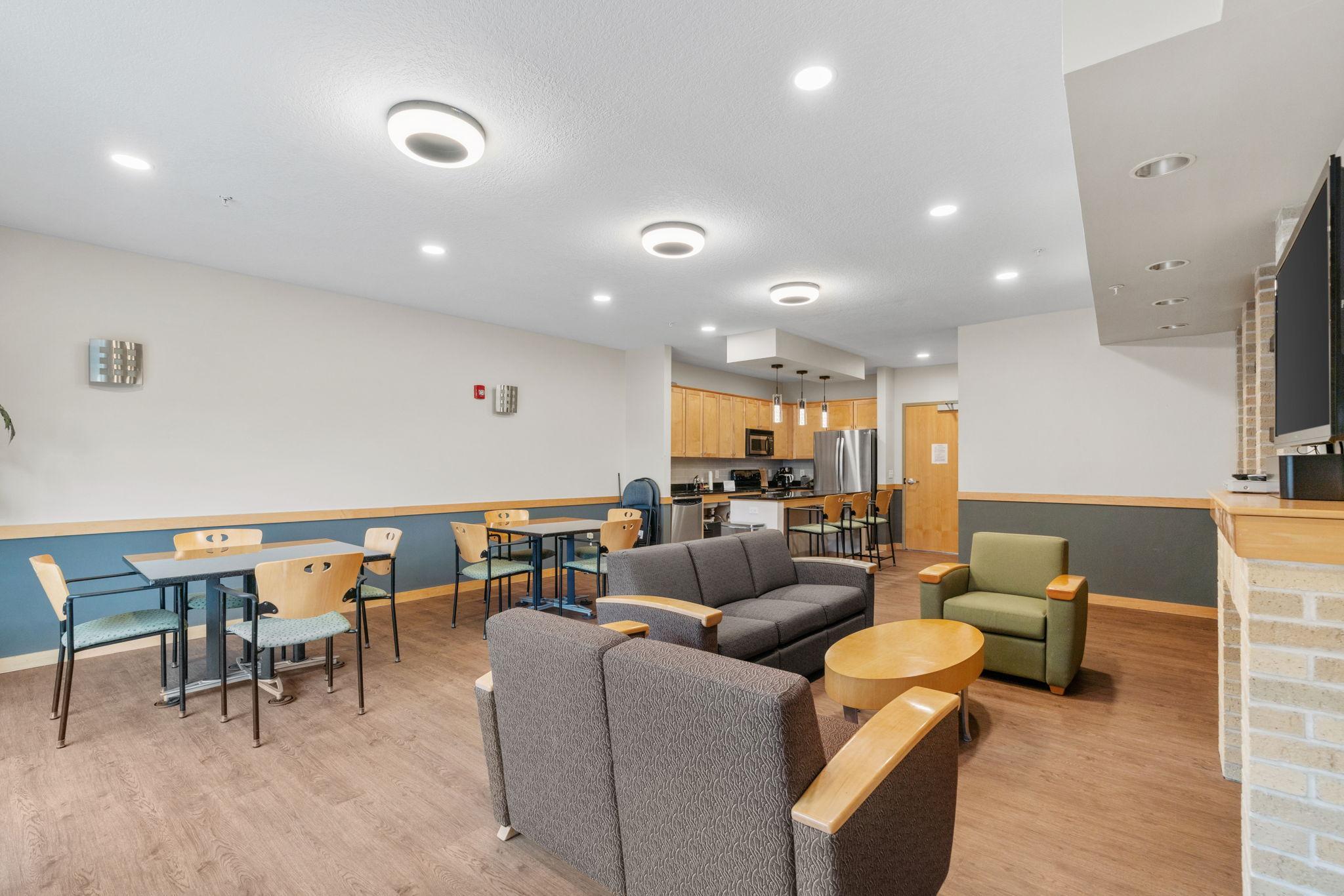 Building amenities: exercise room, party room & craft room.