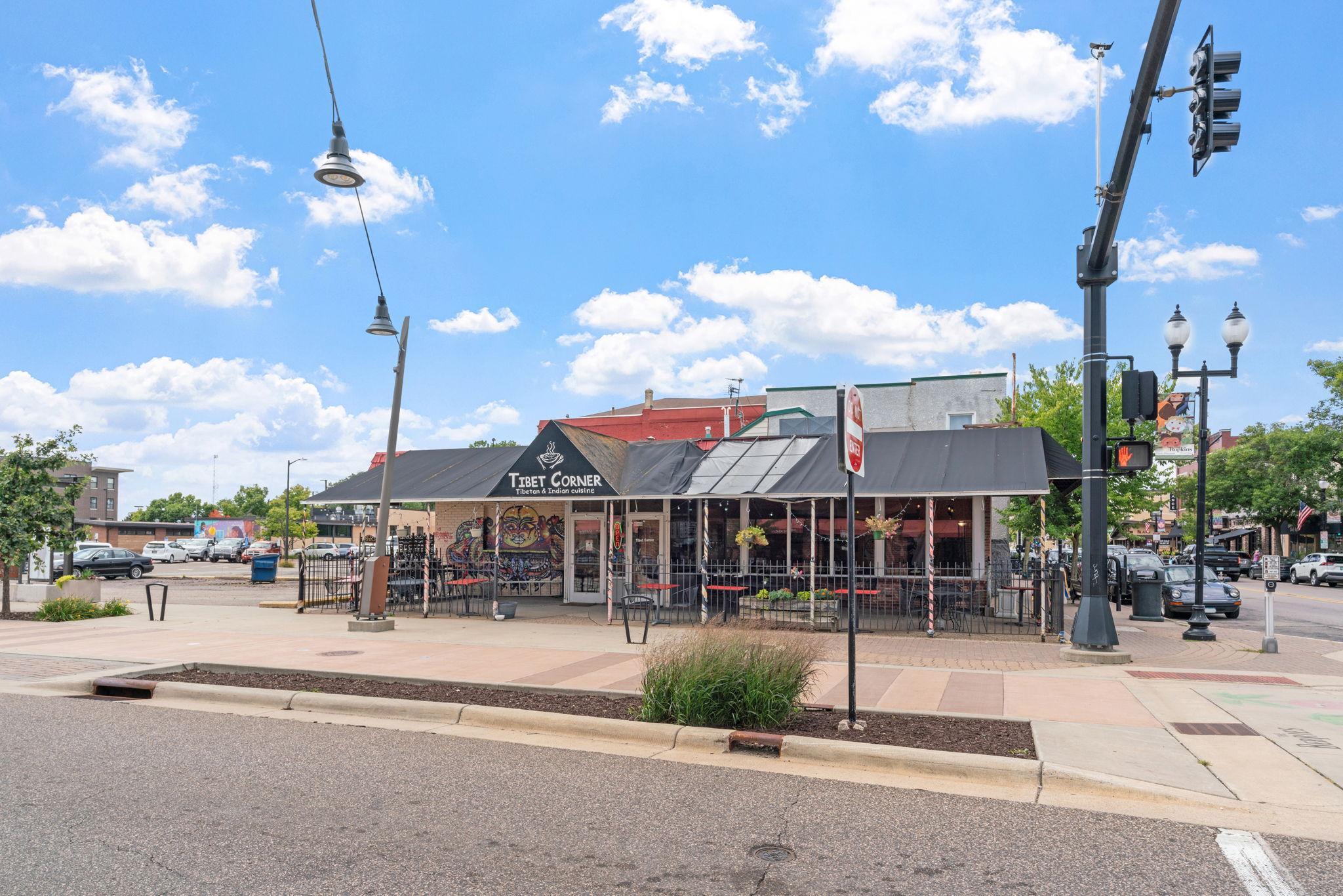 Prime LOCATION on Main Street, walking distance to restaurants, breweries & shops!