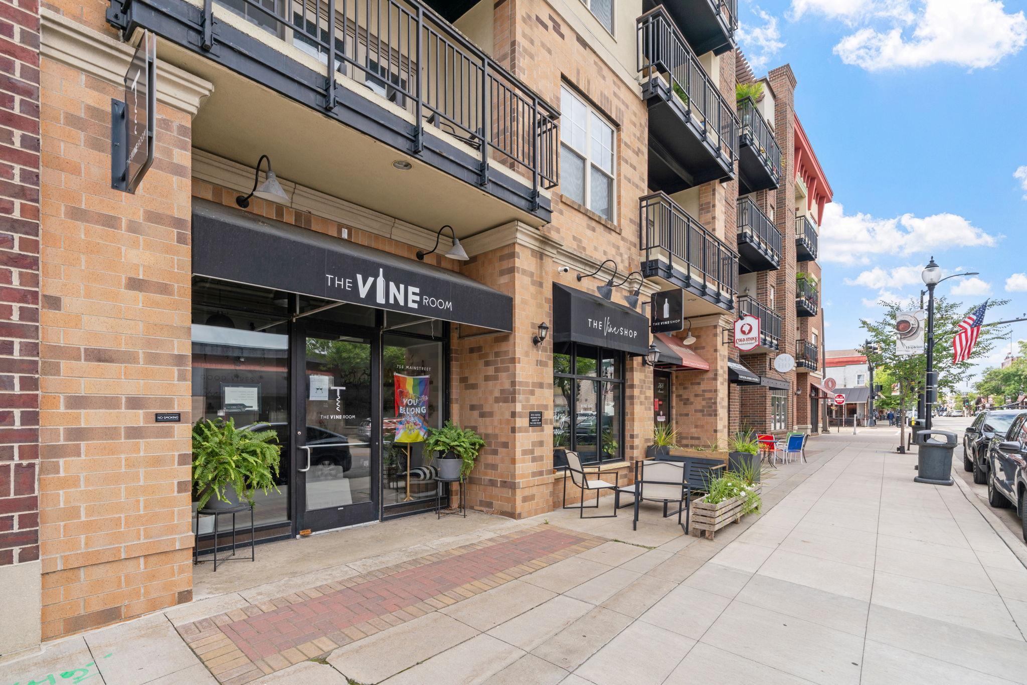 Prime LOCATION on Main Street, walking distance to restaurants, breweries & shops!