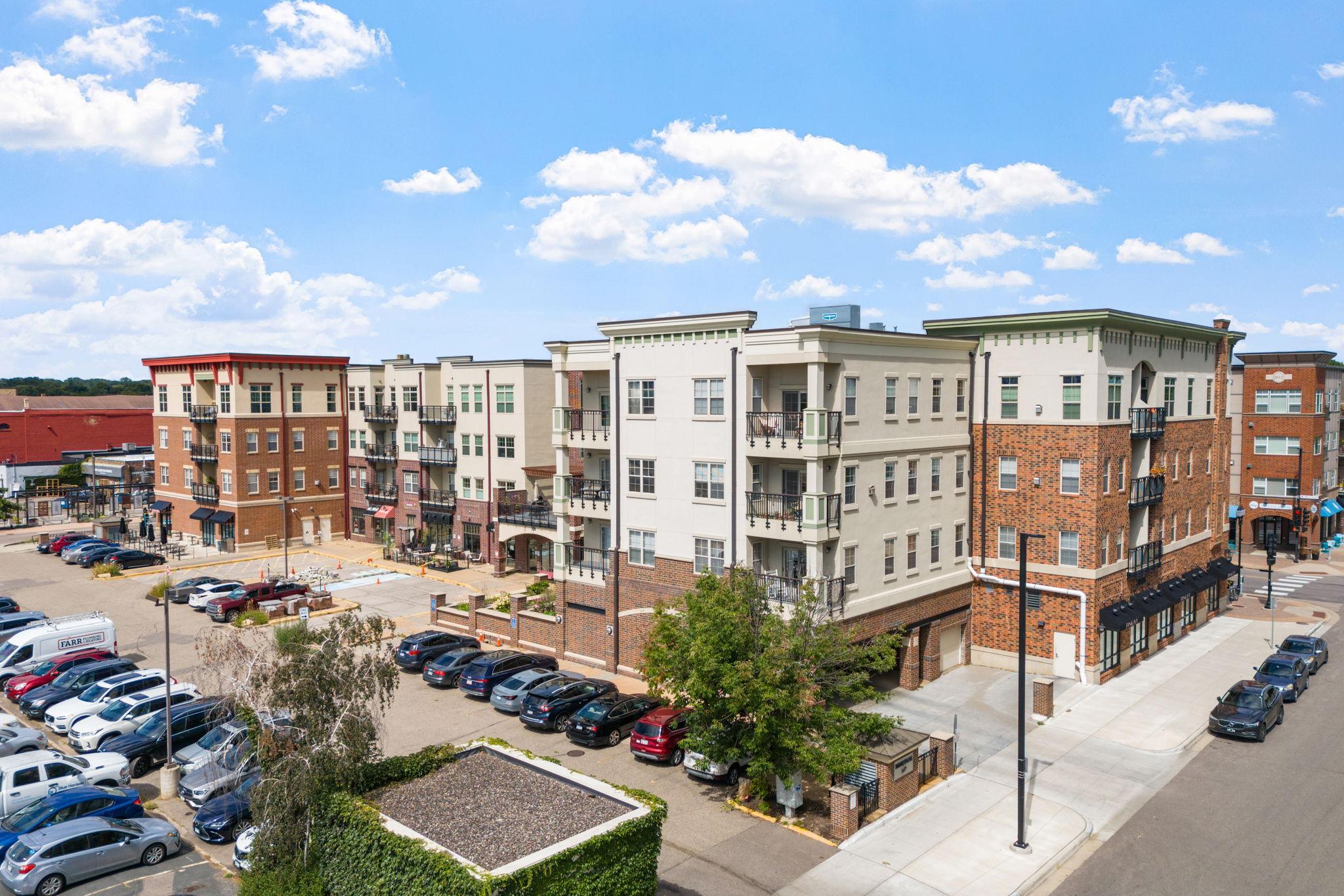 Prime LOCATION on Main Street, walking distance to restaurants, breweries & shops!