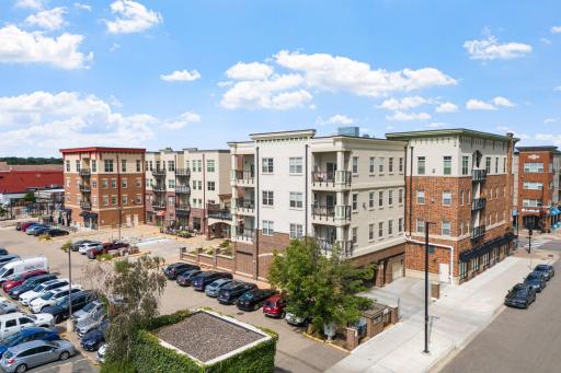 Prime LOCATION on Main Street, walking distance to restaurants, breweries & shops!