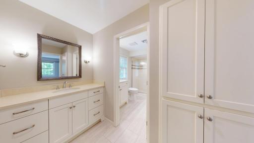 Elegant primary bathroom, double sinks and direct access to a generous walk-in closet