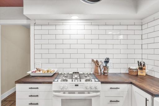 Gas range - with plenty of counter space to create