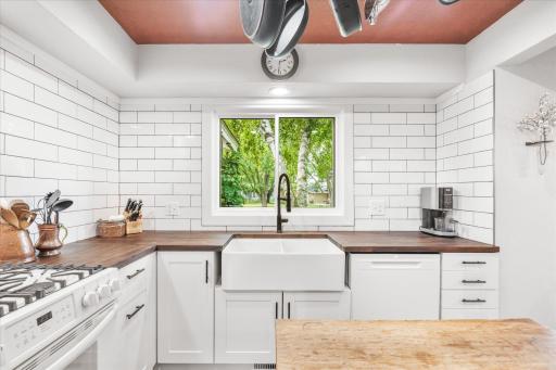 Beautiful farm house sink under the kitchen window