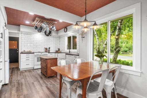 Pottery barn chic kitchen - crisp and inviting