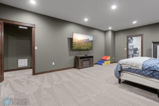 446 Trent Jones Drive, Oxbow, ND 58047
