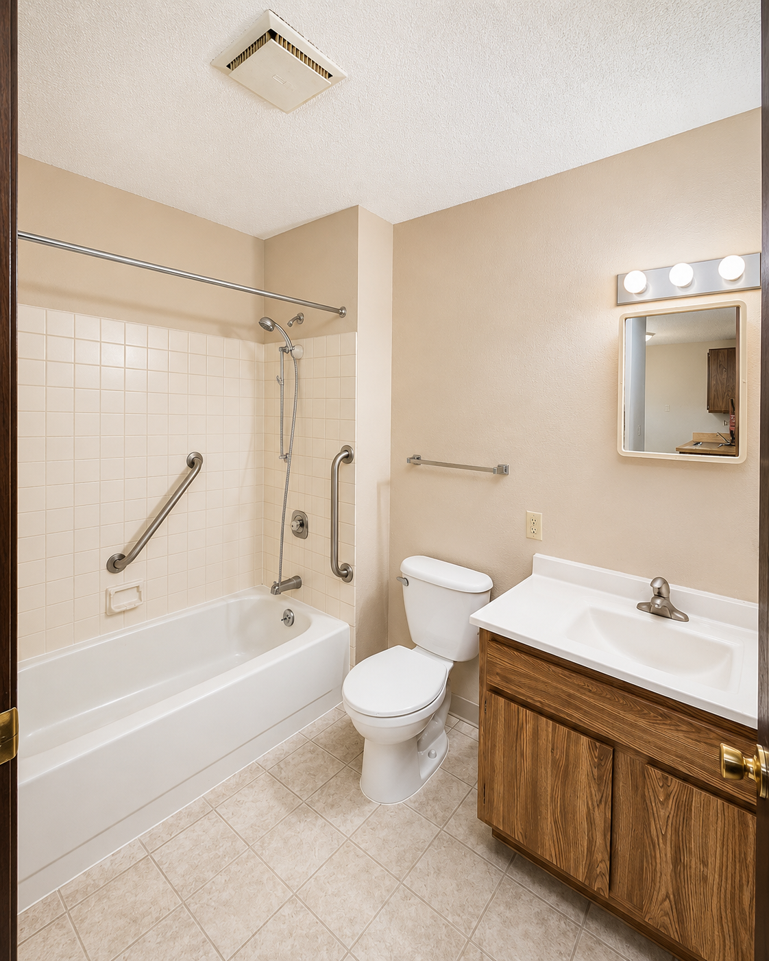 Tanglewood Estates 1-BR Full Bathroom.png