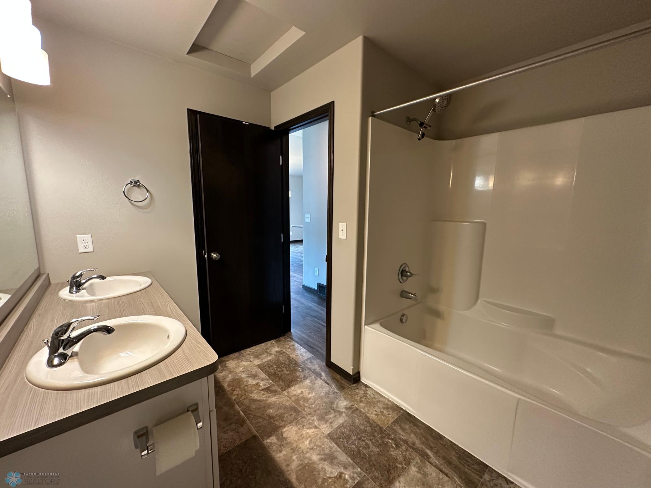 Full Hollywood Bath