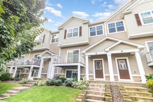 Welcome to this side by side townhome located in Chanhassen!