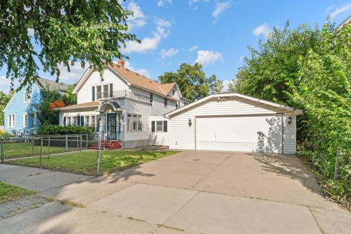 This property presents a ton of rare features....