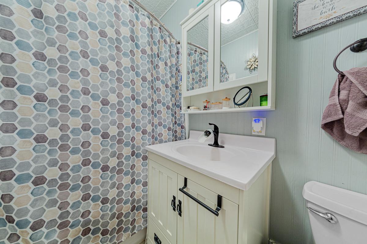 18 Bathroom.jpg
