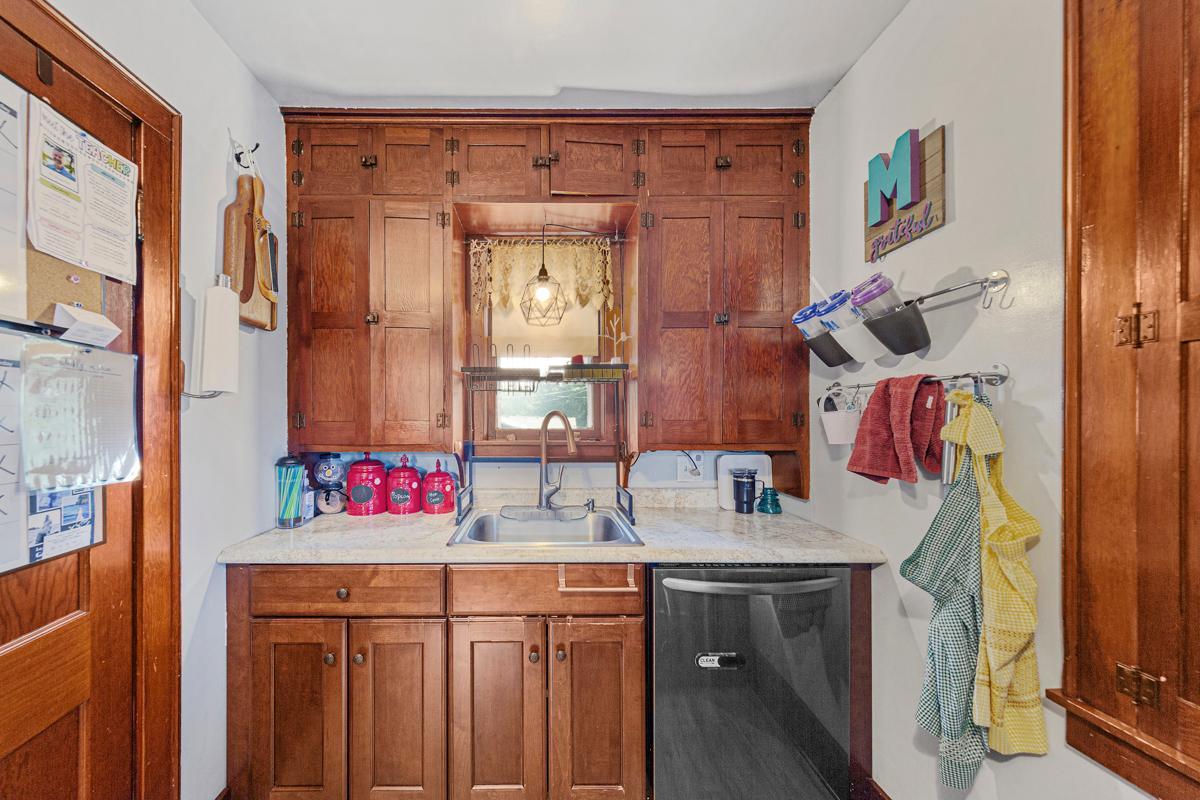 13 Kitchen.jpg